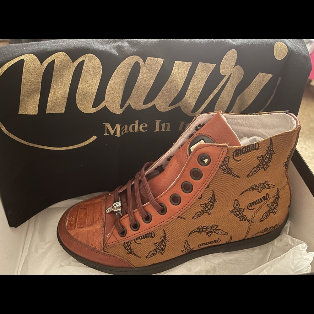 Like new authentic Mauri sneakers
